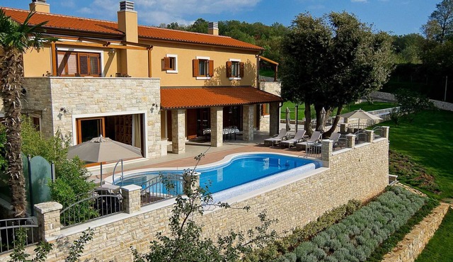 Luxury Villa Retreat with Infinity Pool