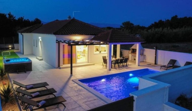Luxury Villa Sabun with Pool & Hot Tub