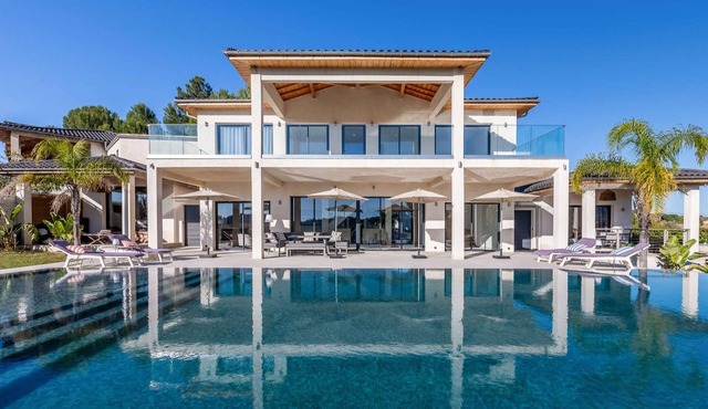 Luxury Villa SCL - Heated infinity pool & spa - 5-star rating
