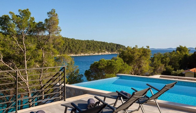 Luxury villa Sea Horizon with an outdoor pool, WIFI, BBQ grill, parking, by the sea