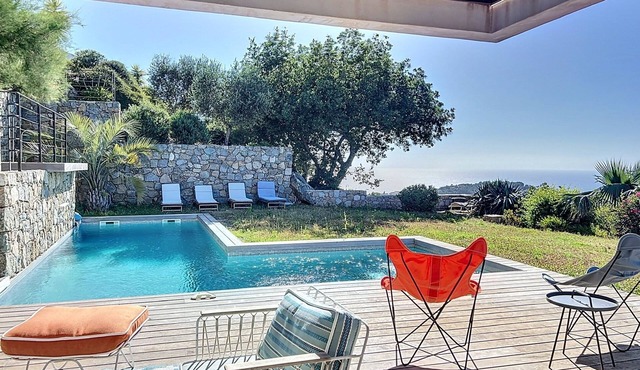 Luxury villa, sea view - swimming pool facing the sunset