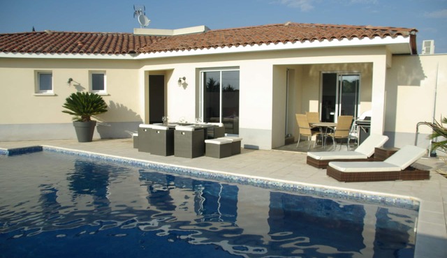 LUXURY VILLA, SECURE HEATED POOL. VILLA FURNISHED classified 4 stars NN