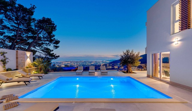 Luxury Villa Seventh Heaven with heated pool, hot tub, gym, panoramic views