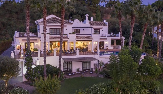 Luxury Villa Sildavia with Pool, Garden, Terrace, Balcony, A/C & Wi-Fi