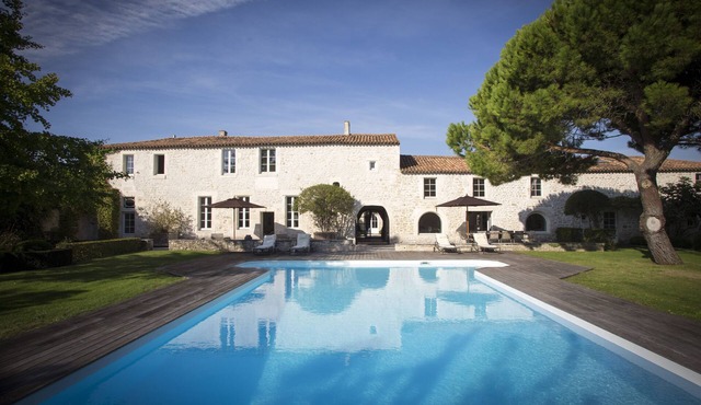 Luxury Villa, sleeps 24, private pool & gardens, close to beaches & La Rochelle