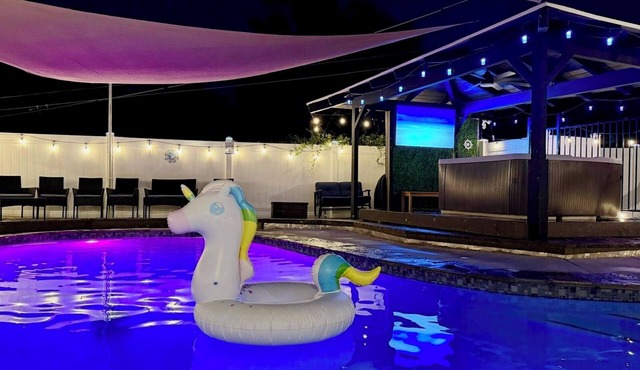 Luxury Villa Sleeps 40+ Pool Grill Arcades 6 TV’s Playground .5 Acre