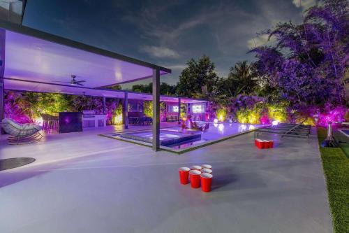 Luxury Villa Solara w Heated Pool Hot Tub BBQ