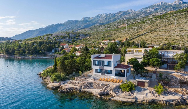 Luxury Villa Solis - Four Bedroom Villa with Terrace and Sea View