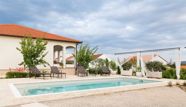 Luxury Villa Sunny Garden With Private Heated Swimming Pool
