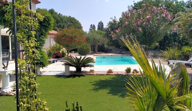 Luxury villa SWIMMINGPOOL Air-conditioning near LAKE and SEA