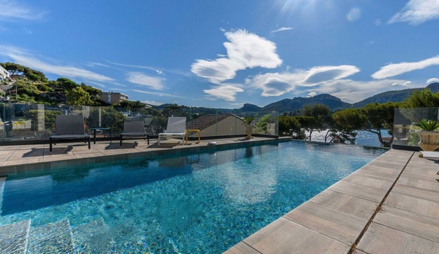 Luxury Villa Swimming Pool with Sea View