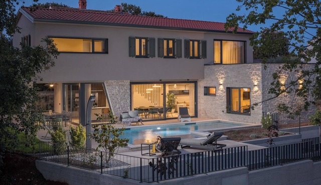 Luxury villa Tarita near the town and the sea
