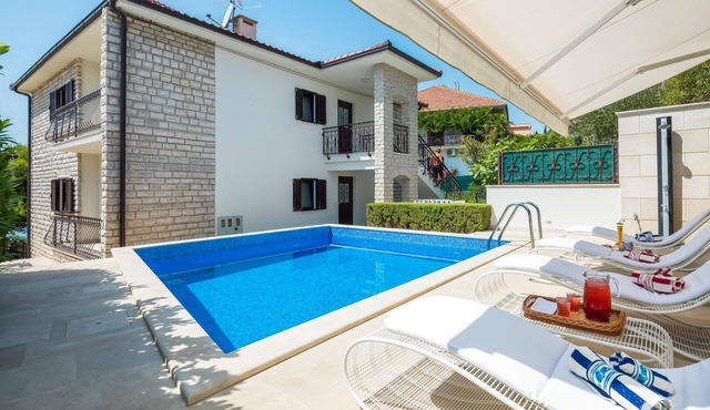 Luxury villa, Trogir - Ciovo, directly by the sea, heated pool, max. 12 pers.(+2)