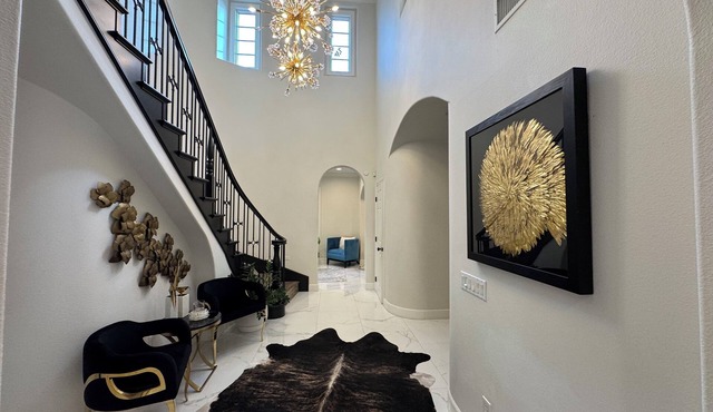 Luxury Villa!Unbeatable location, near freeways, shops