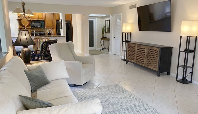 Luxury Villa in PGA gated community, communal pool, nearby beaches & restaurants