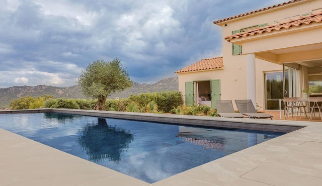 Luxury villa, very nice sea view, fully air-conditioned, heated swimming pool