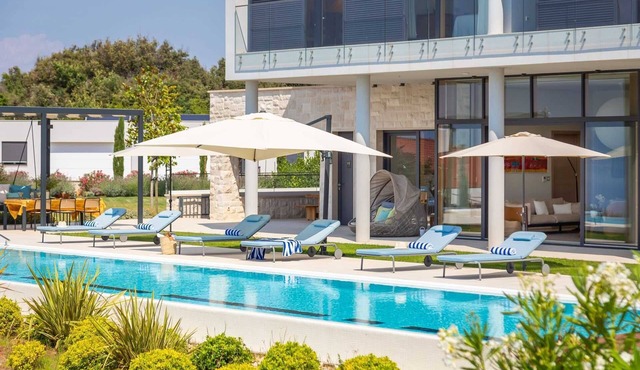 Luxury Villa Vibrante with Pool