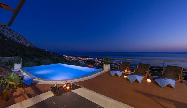Luxury Villa View Makarska, private heated infinity pool, Jacuzzi, Gym,BBQ.