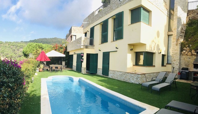 Luxury villa Vista del Mar with stunning sea views, pool, walk to the beach