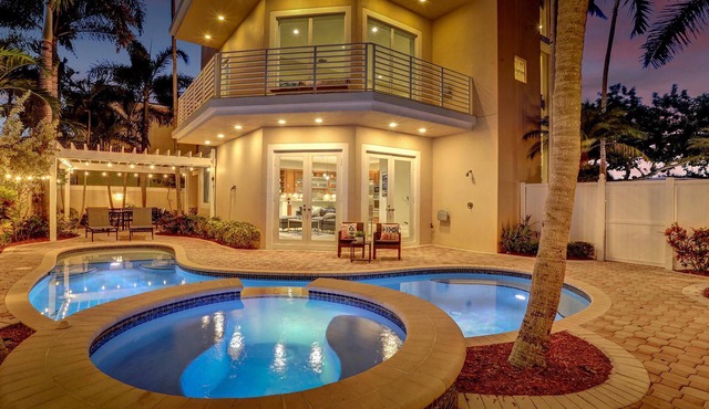 Luxury villa w/pool, rooftop bar & fire pit
