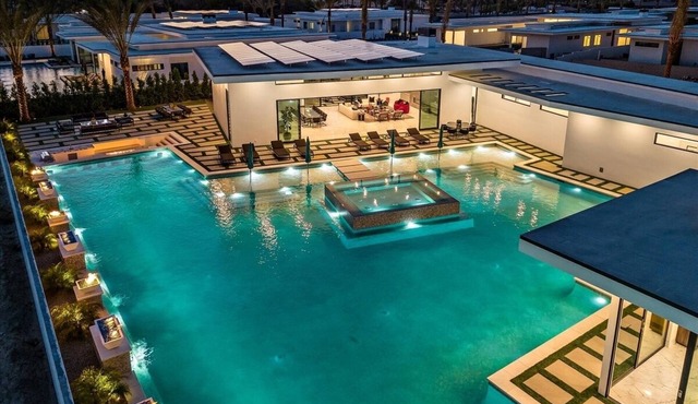 Luxury Villa w/Pool, Hot Tub, Pickleball, Sleeps 23 | Bravo 10 by AvantStay