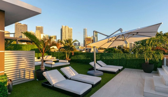 Luxury Villa w/Rooftop Pool & Theater