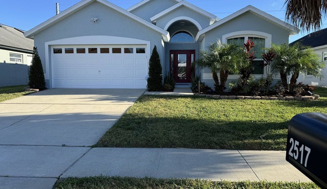 Luxury Villa w/SALTWATER Pool & Hot Tub very close to Disney & Universal