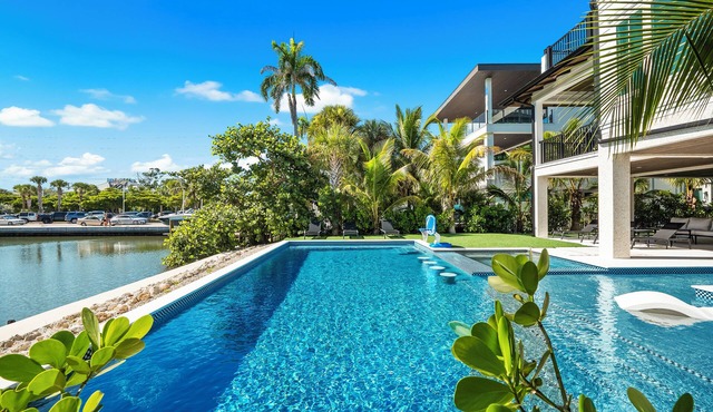 Luxury Villa Waterfront 9BR/9BA Pool + Spa Steps to Lido Key Beach
