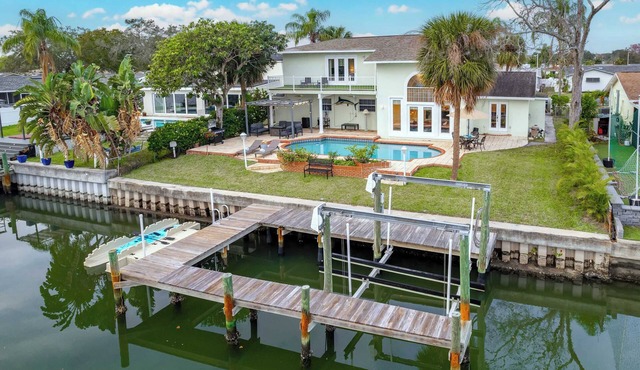 Luxury Villa - Waterfront 5BR w/kayaks