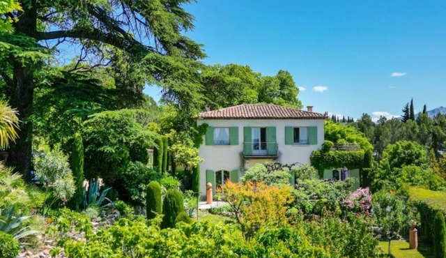 Luxury Villa with Pool & Panoramic Views in Aix-en-Provence City Center