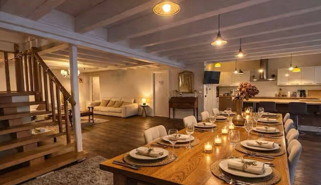 Luxury villa with parking/outdoor play area/pool/6 suites