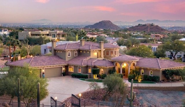 Luxury Villa with 360 Views, Huge Pool and Spa, Putt Putt Course