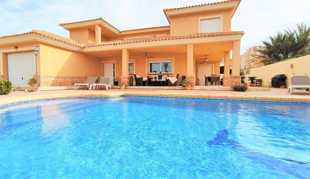 Luxury Villa with 4 bedrooms only 300 meters from the beach