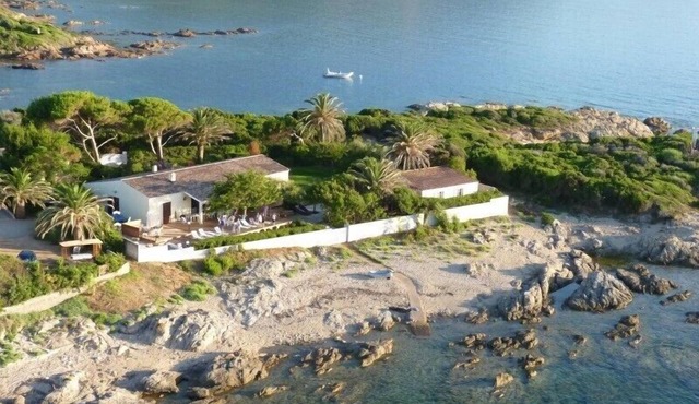 Luxury villa with access to the see