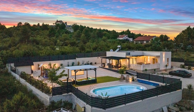 Luxury villa with a swimming pool Šibenik (K-21484)
