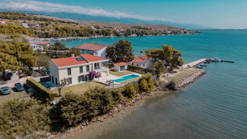 Luxury villa with a swimming pool Vlasici, Pag - 25230