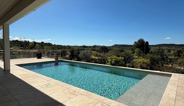 Luxury Villa With Covered Terrace and Swimming Pool, Quiet, Close to the Sea