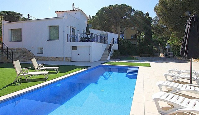 Luxury Villa with Private Pool, A/C, BBQ & Sleeps 8