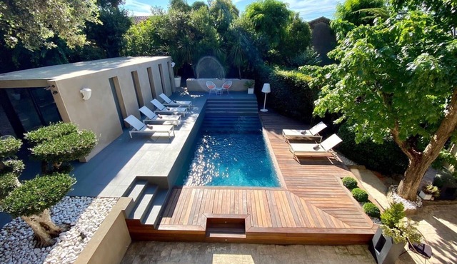 Luxury villa with pool at the foot of the city