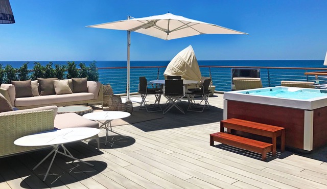 Luxury villa with garage directly by the sea