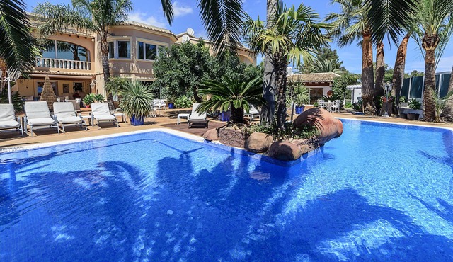 Luxury villa with heated open pool, 5 minutes from the beach!