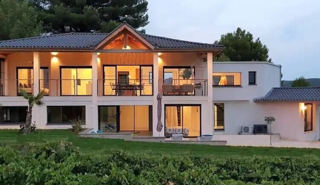 Luxury villa with heated indoor pool/spa, exceptional vineyard views, 4-star rating