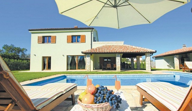 Luxury villa with heated pool and large private garden, near the sea