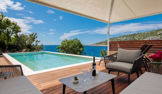 Luxury villa with heated pool, 15m from the sea, complete privacy
