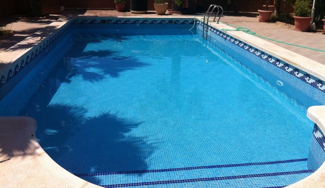 Luxury villa with pool, garage for five vehicles, 3 minutes from the beach