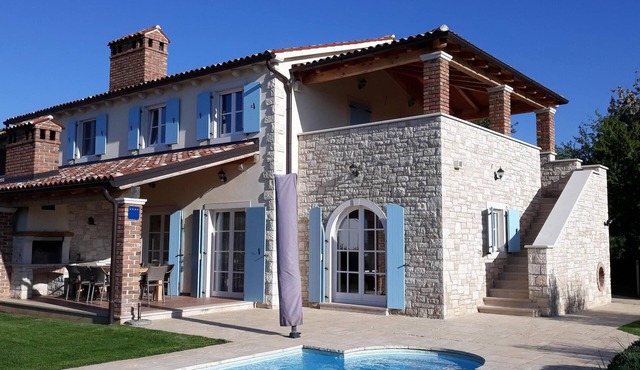 Luxury villa with pool and sea view for 8-10 people