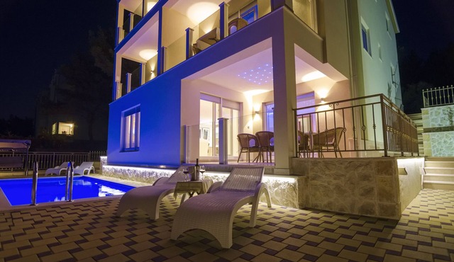 Luxury villa with pool in a quiet location in green surroundings Top sea view max 14