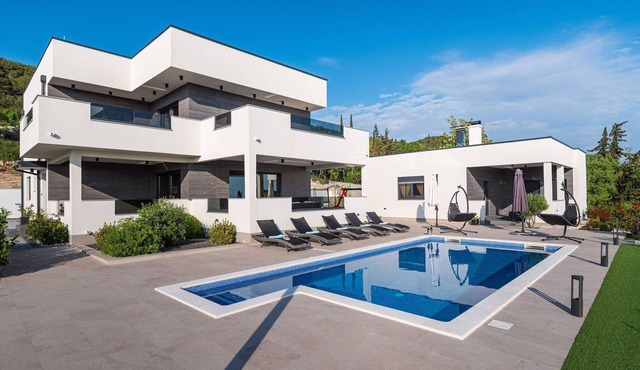 Luxury Villa with Pool and Jacuzzi