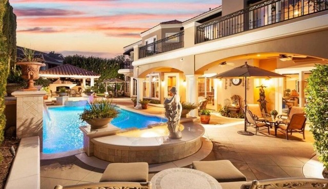 Luxury Villa with Pool, Spa, Fitness Room & Movie Theater