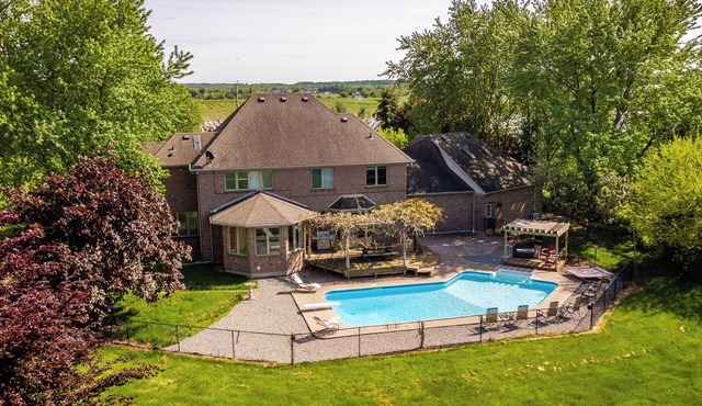 Luxury Villa with Pool & Hot Tub in Niagara Wine Country